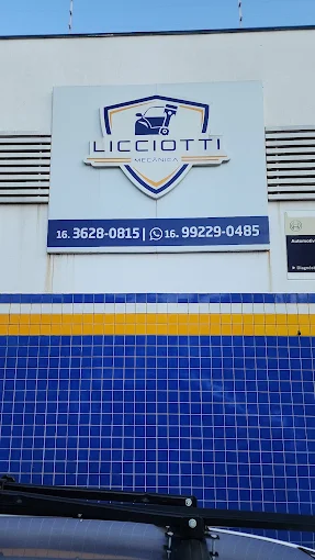 Fachada da Mecânica Licciotti, com a identidade azul e amarela da oficina